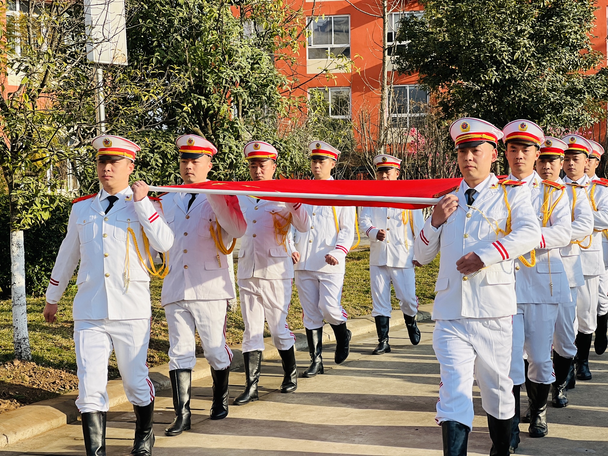 13.开学典礼-退伍巨人家长组成“爸爸兵团”参加升旗仪式.jpg