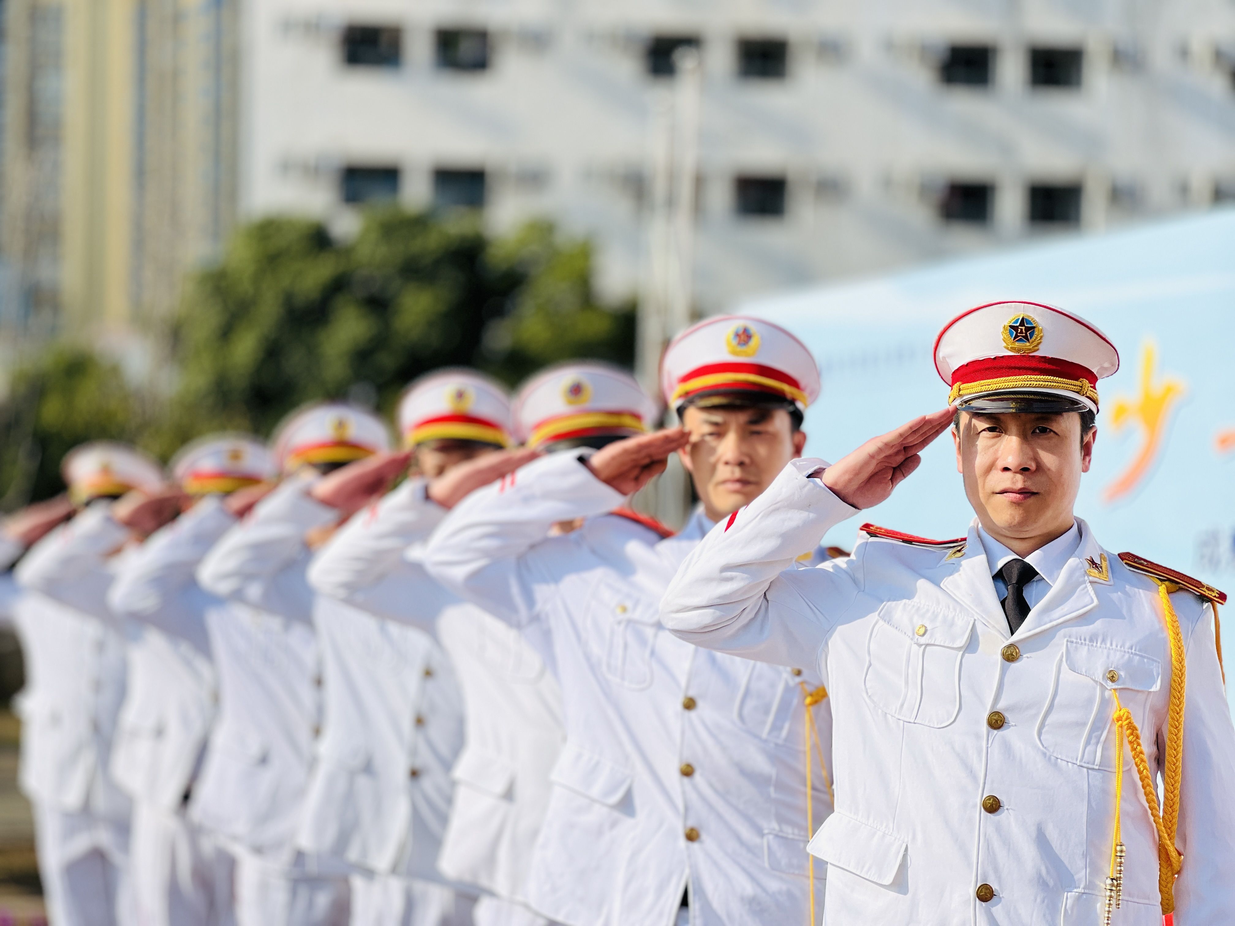 14.开学典礼-退伍巨人家长组成“爸爸兵团”参加升旗仪式2.jpg