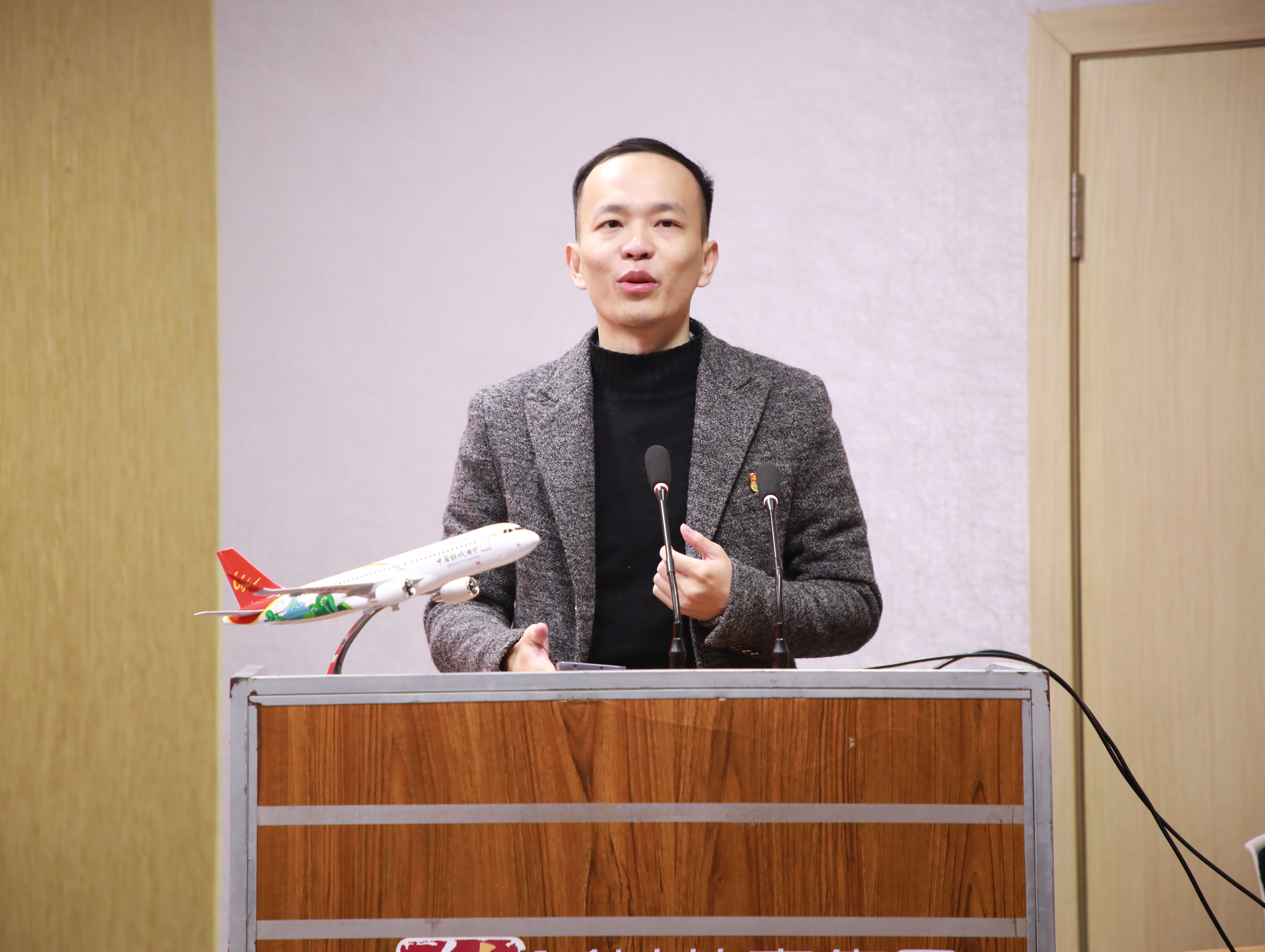 北部湾航空人力资源部招聘配置中心经理与成都站联合招聘站点负责人陈挥戈致辞1.jpg