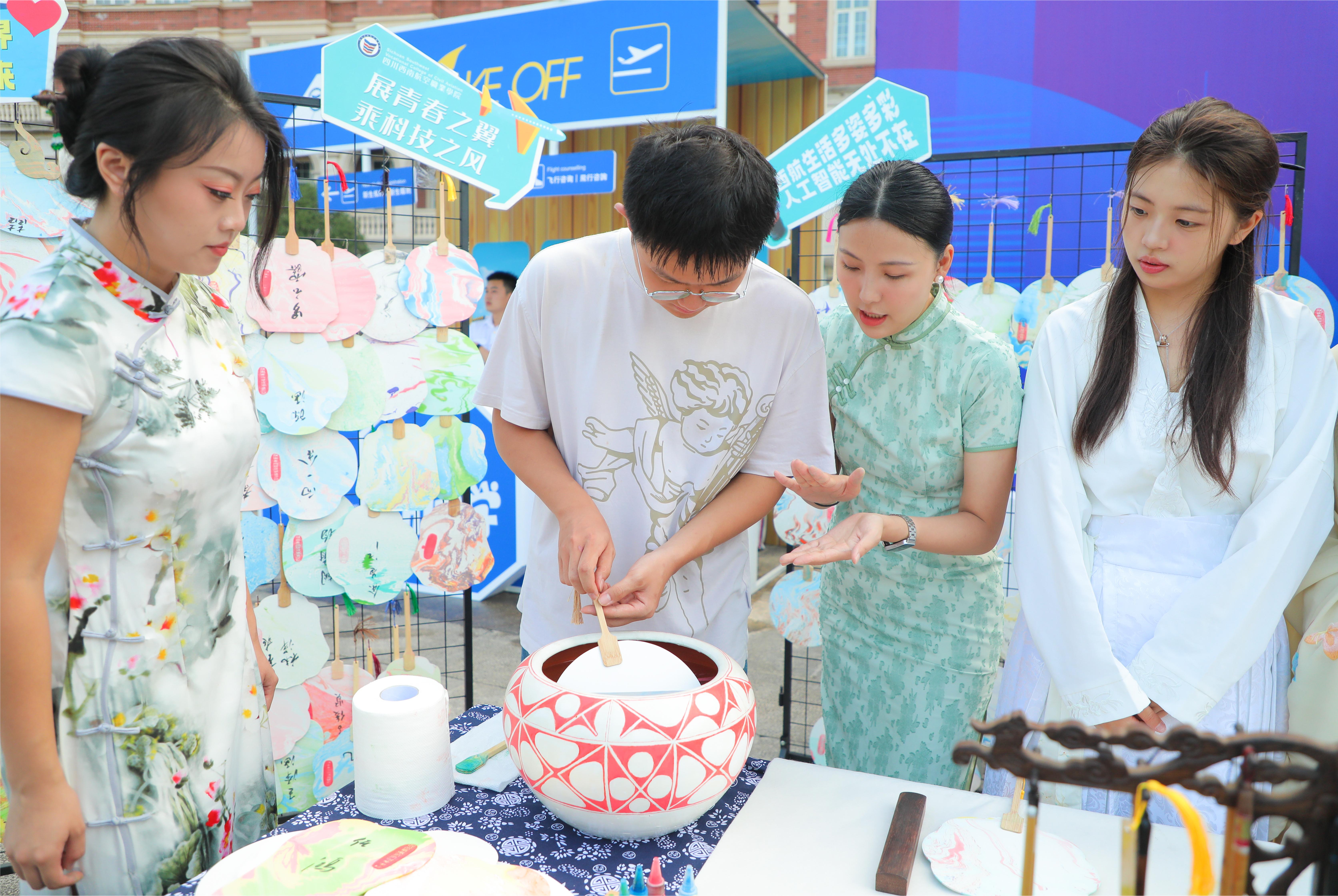 在专业老师的指导下,新生们亲手制作漆扇.jpg