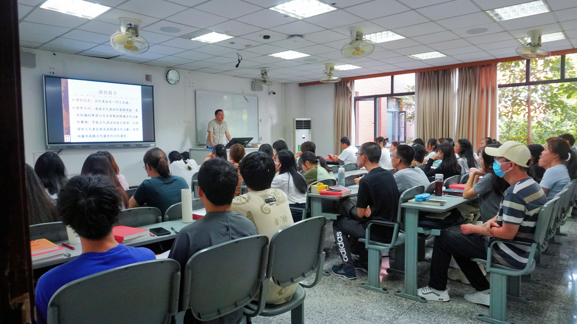 西南民族大学开学第一天尽展新气象